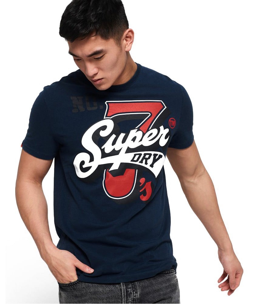 Tshirt pour homme de la marque SUPERDRY - Bleu Marine - T-shirt Homme Bleu Marine à imprimé Rouge et Blanc - Manches courtes - Superdry