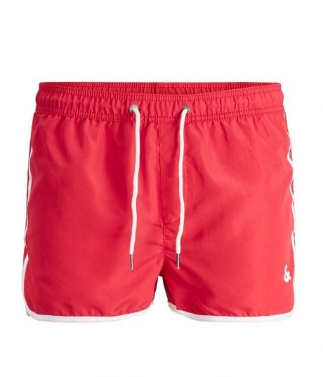 Maillot de Bain Homme JACK JONES Short de Bain Homme - Rouge avec liseré blanc - Style sport - JACK JONES - Le produit du jour est un short de bain pour homme proposé par la marque JACK & JONES. Décliné en 3 coloris, ce short de bain style sport est dans le top des tendances cet été. On aime le liseré blanc qui donne à ce short de bain une allure de short de running. - Maillot de Bain Homme