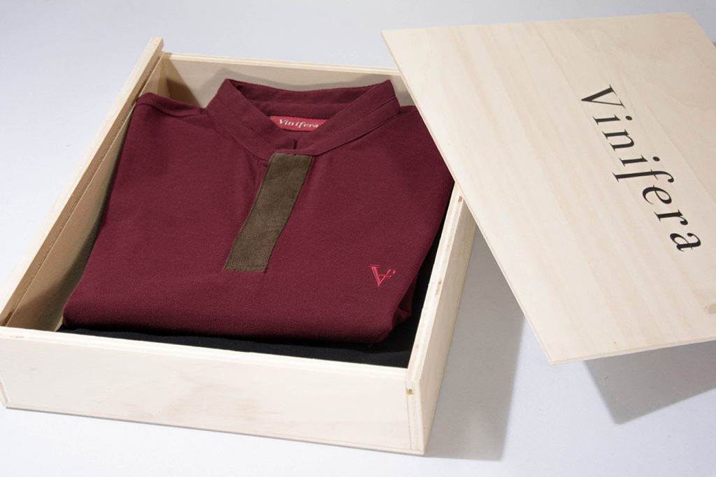 Packaging original des polo Vinifera dans des boitrs en bois à la façon des bouteilles de vin