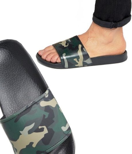 Claquettes de piscine - Noir / Imprim&eacute; camouflage - Tendance Homme - ASOS