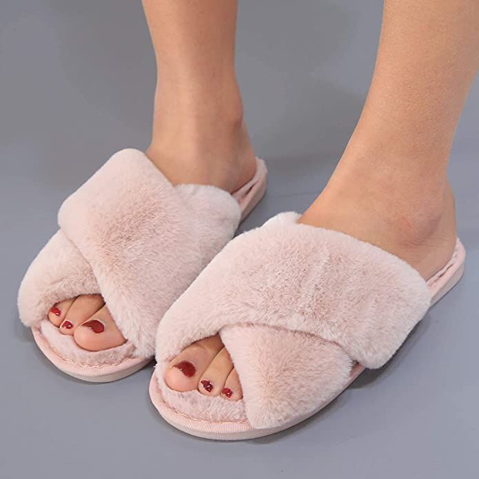 - Chausson cocooning pour femme - coloris rose et fausse fourrue