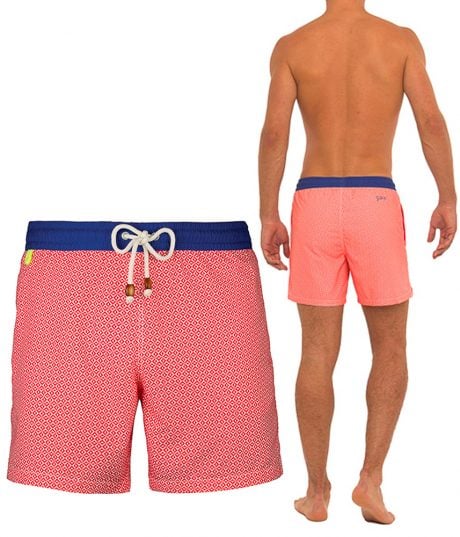 Maillot de Bain Homme GILI'S Maillot de Bain - Short à imprimés géométriques - Rouge / Blanc - GILI'S - Le produit du jour est un maillot de bain de la marque française GILI'S. Ce short de bain mi-long est élégant avec sont coloris rouge et blanc et ses motifs géométriques. Ce maillot de bain est agrémenté de 2 poches latérales à l'avant et d'une ceinture contrastante et élastique avec lien de serrage. De plus, la marque livre avec un sac de rangement. La marque GILI'S est créée par Clarisse et Aymeric a pour élément distinctif s’impose avec pour signe distinctif le mariage des motifs & des couleurs. - Maillot de Bain Homme