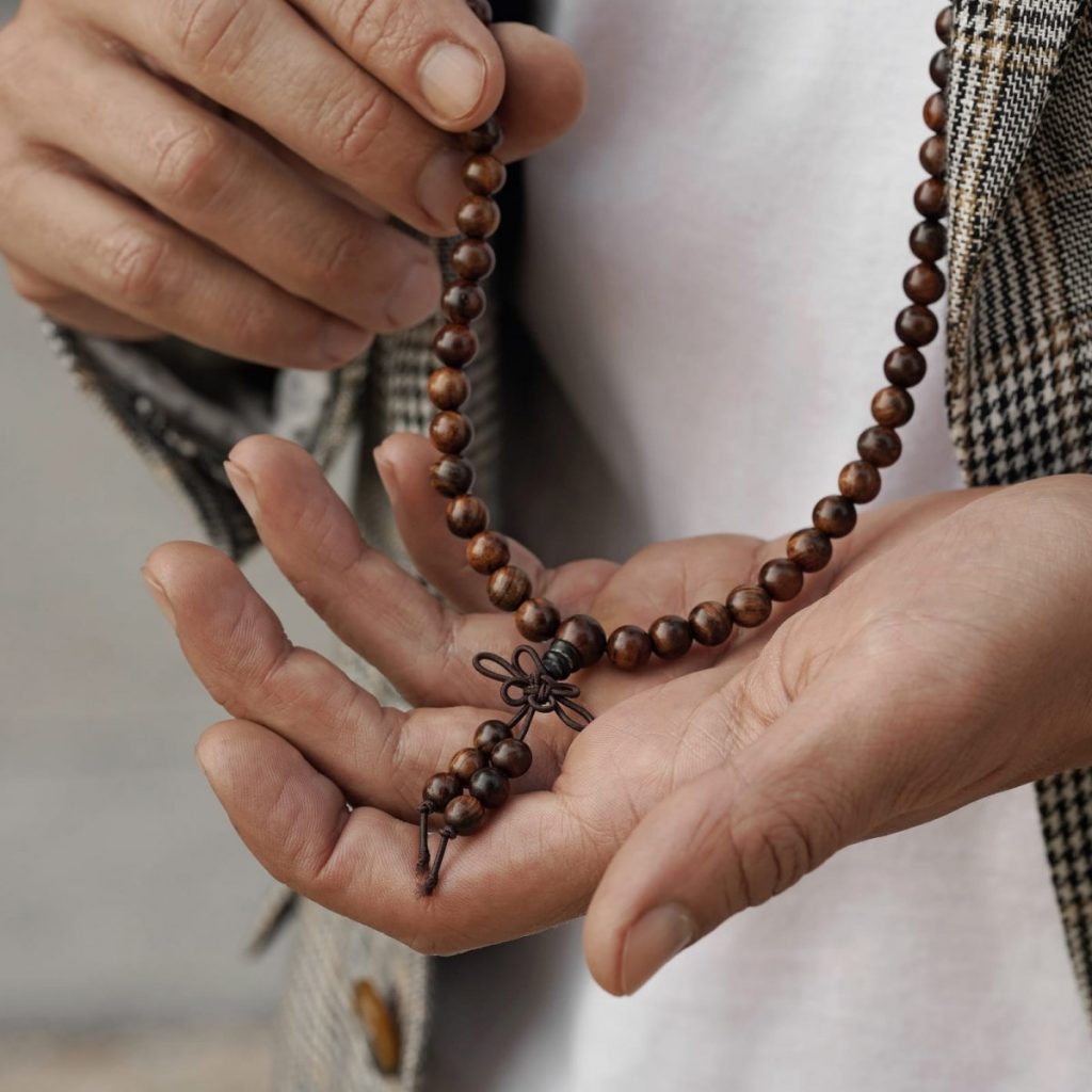Un collier en perles de bois pour homme