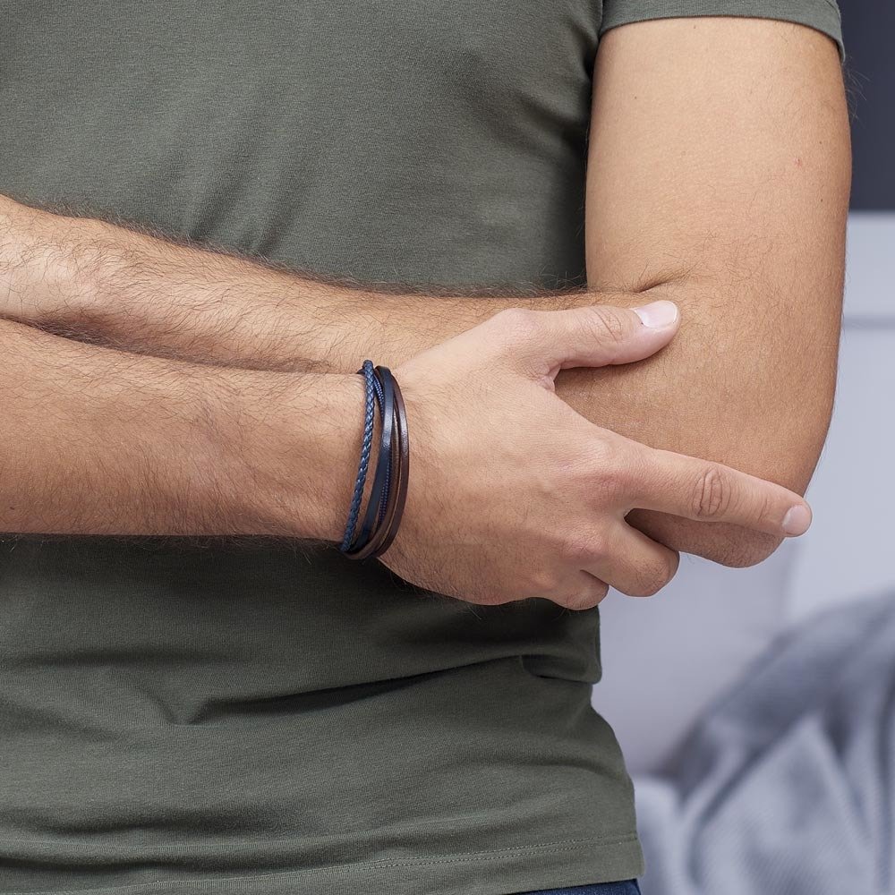 Le bracelet en cuir est toujours un incontournable