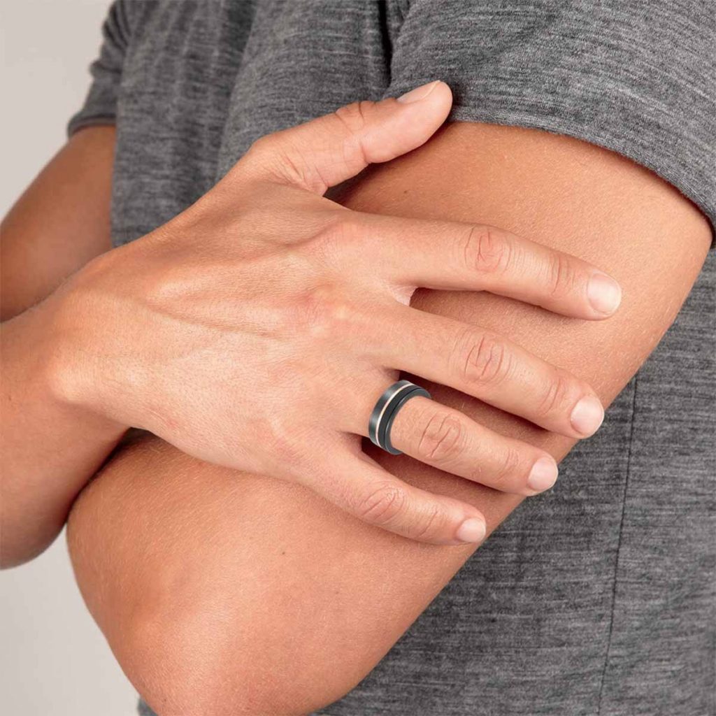 la tendance des bague homme en acier noir