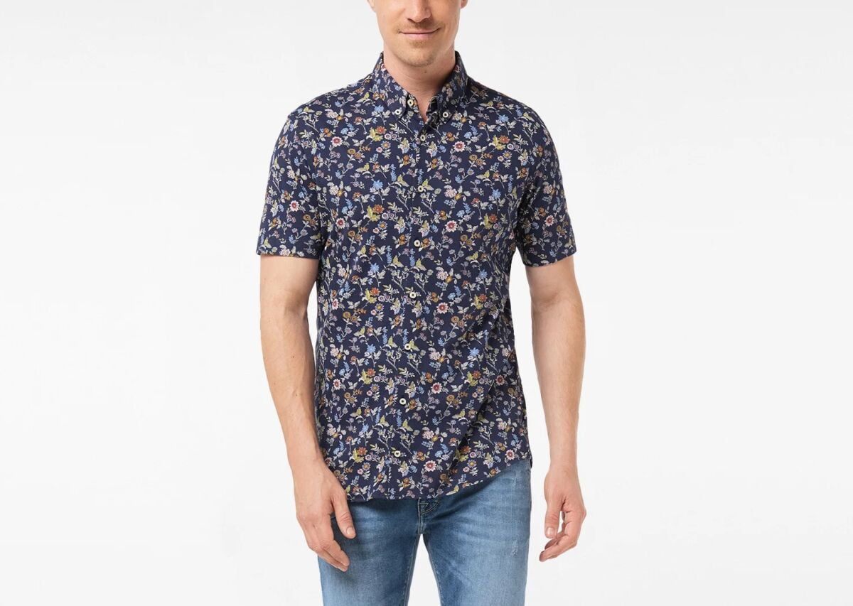 Chemise à fleurs, incontournable pour les hommes cet été