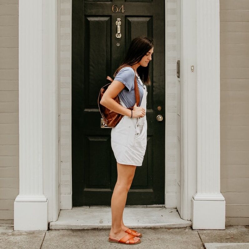 Femme avec une salopette blanche short