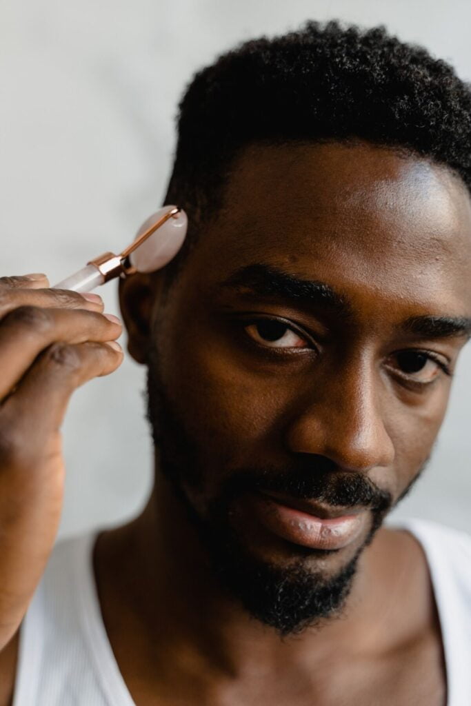 Les hommes aussi se laissent séduire par le rouleau de jade