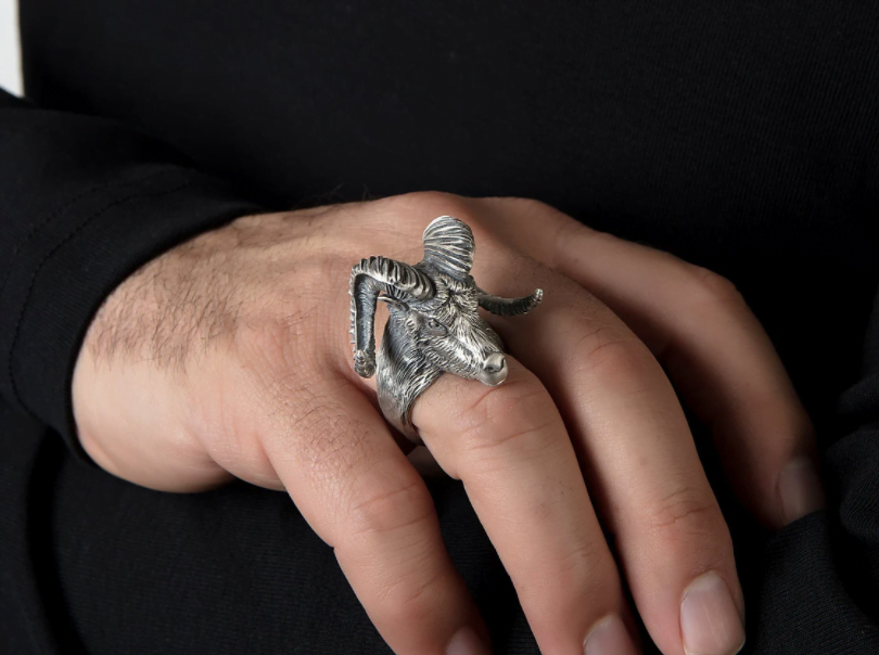 Bague façon chevalière tête de bélier - Mode homme