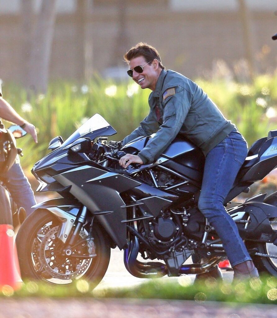 Tom Cruise sur une moto avec un blouson bomber