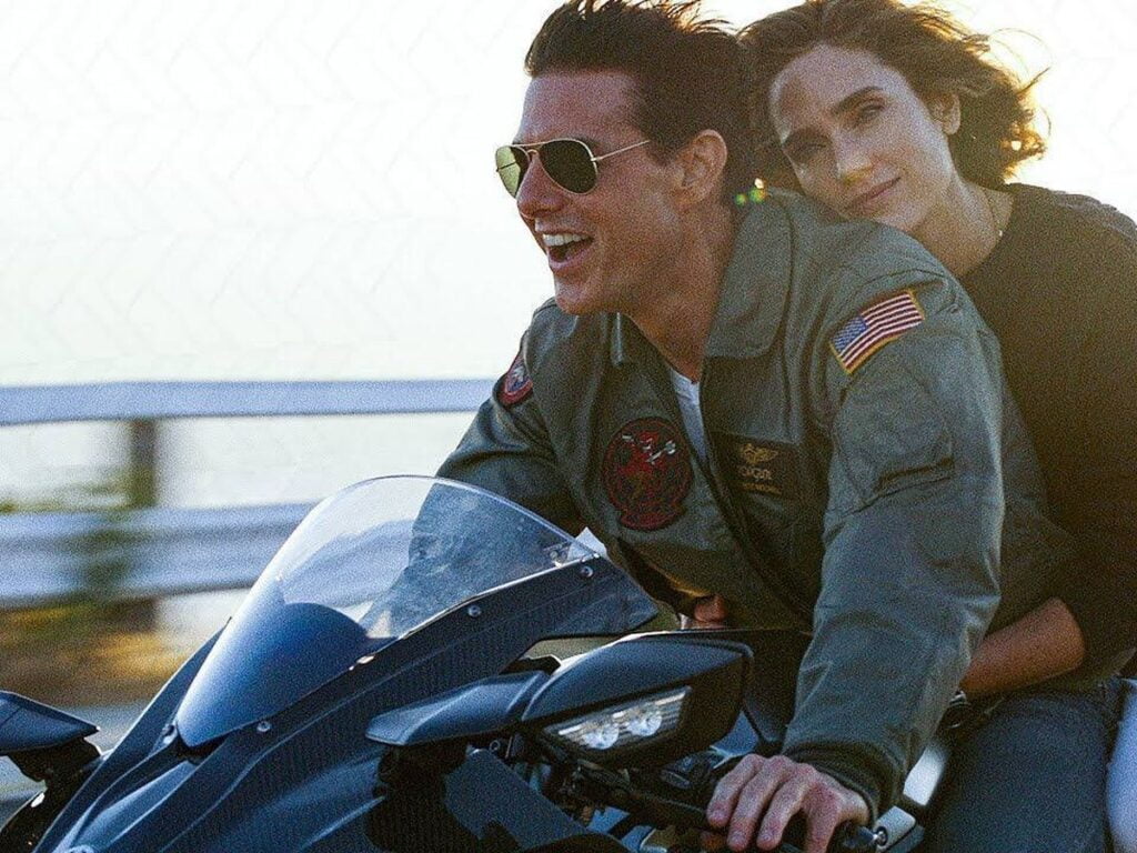 Tom cruise avec un blouson militaire dans TOP GUN