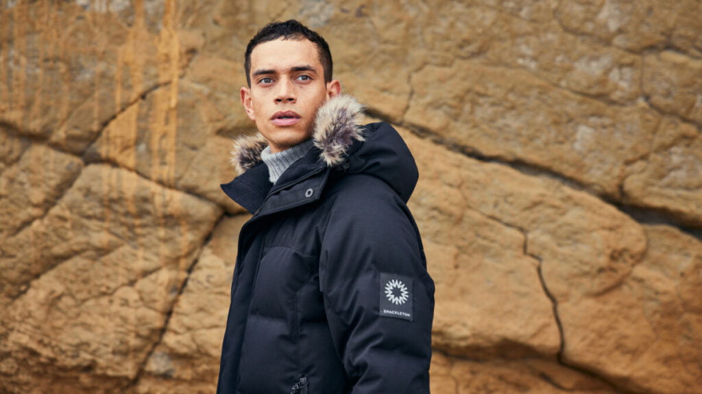 La capuche sur les parka pour homme