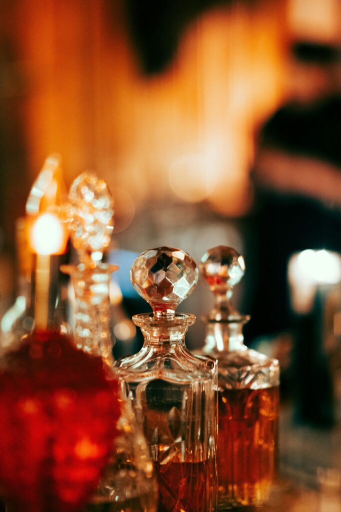 Yves Saint Laurent et ses parfums : audace et séduction pour l'hiver 2023 - - william bout TY4QMCrS6P4 unsplash