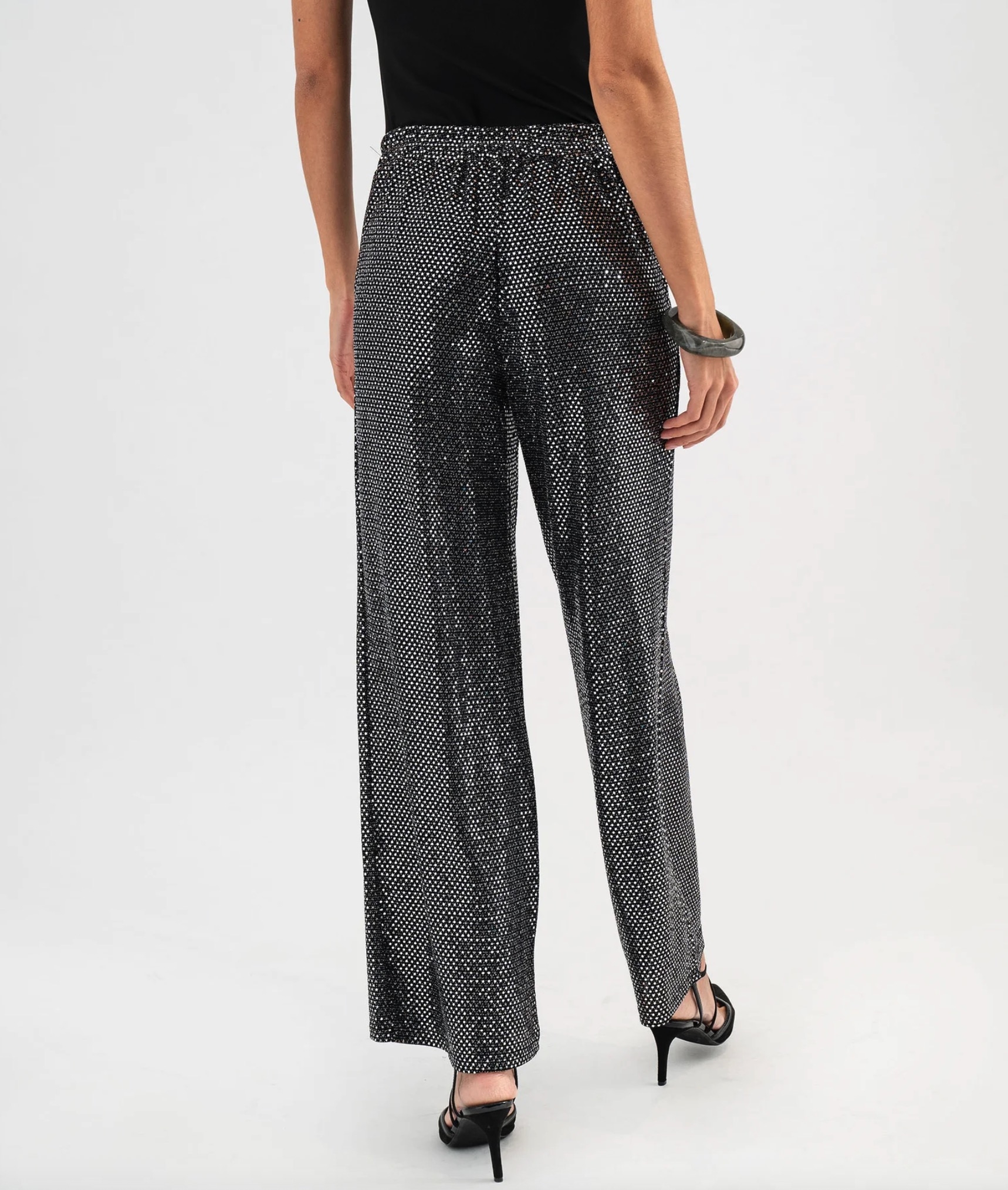 Effet boule à facettes assuré : tous les détails qui font briller ce pantalon