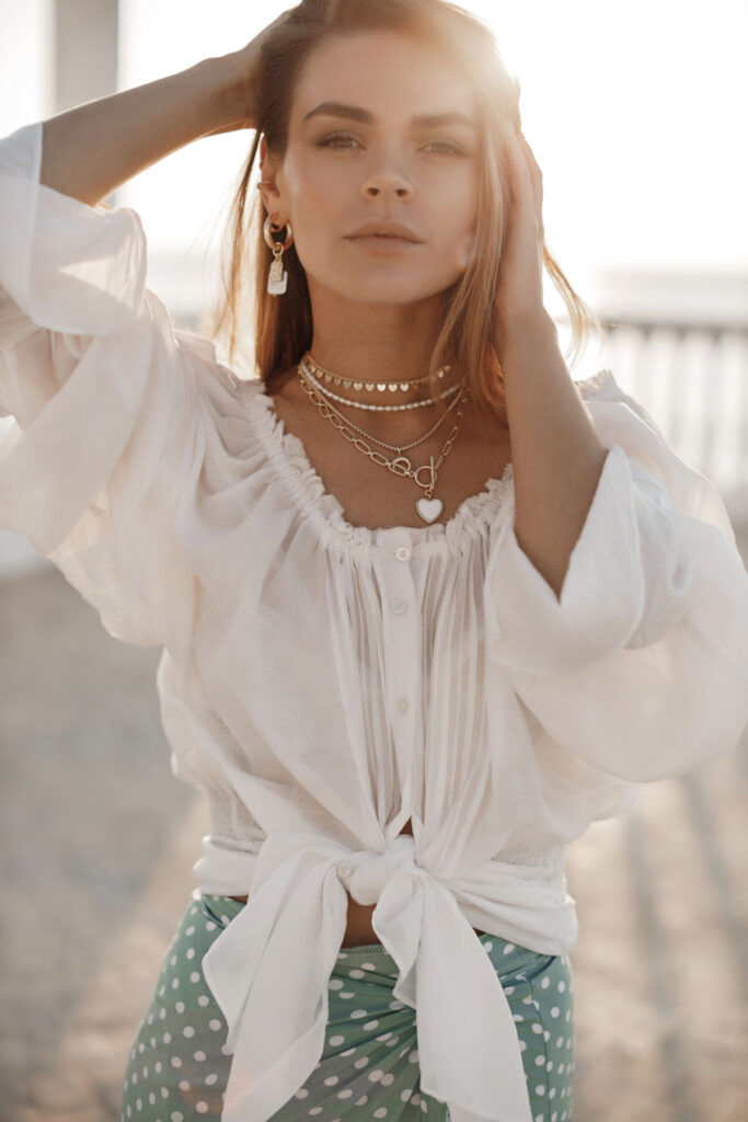 Et si le vrai twist rétro de votre tenue venait de vos bijoux ? - - cute young woman outdoor portrait