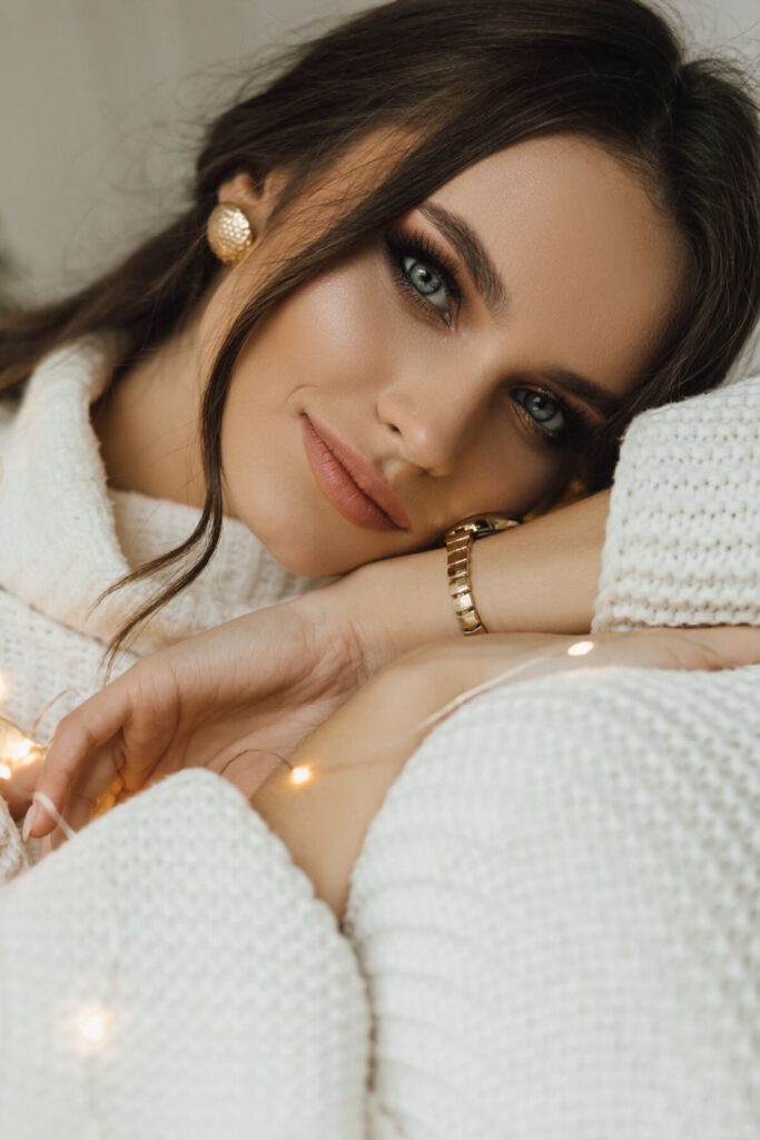 Et si le vrai twist rétro de votre tenue venait de vos bijoux ? - - portrait pretty girl knitted pullover