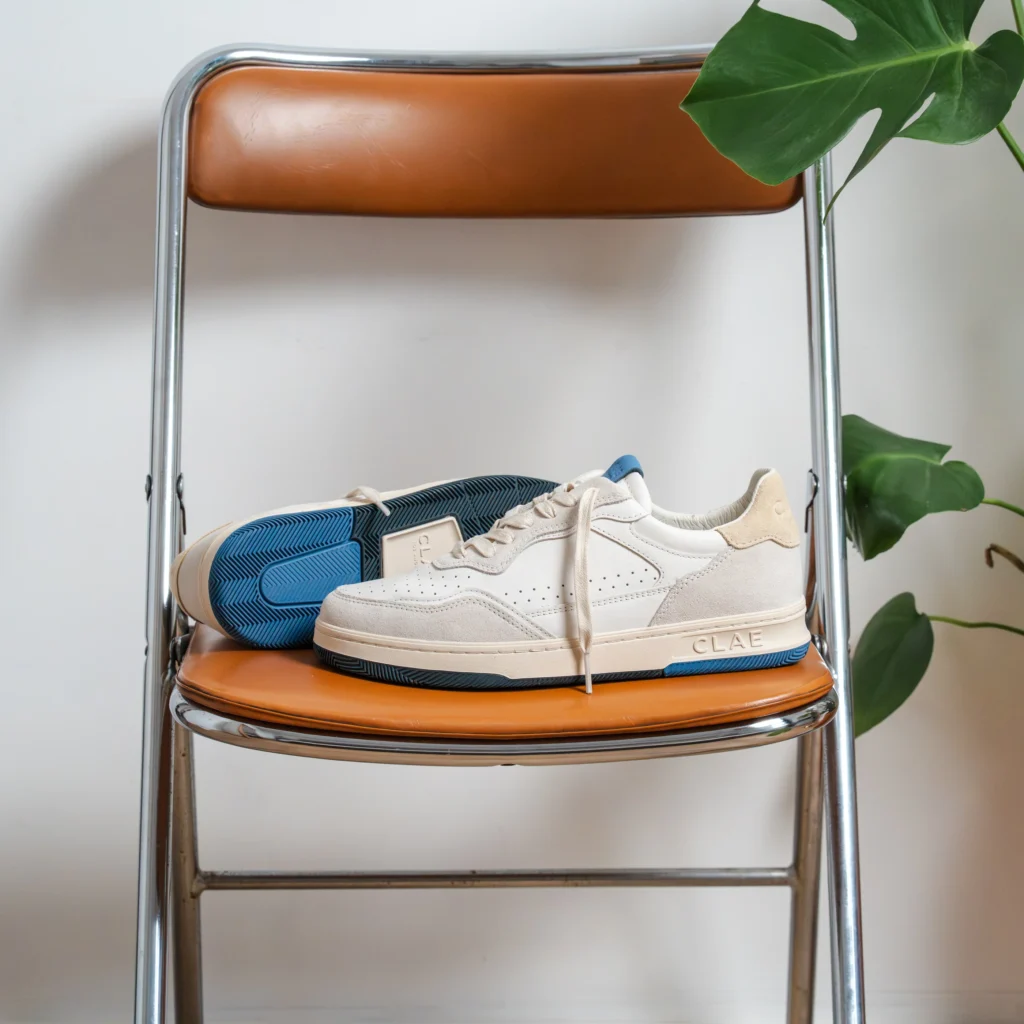 Vous en avez assez des Nike et Adidas vues partout ? Ces 5 alternatives plus discrètes et responsables méritent vraiment votre attention en 2026 - - CLAE HAYWOOD OFFWHITE PEBBLE BLUE CL24CHW01 OPB 6 fff4564d 2205 444f 9feb afe16519d162