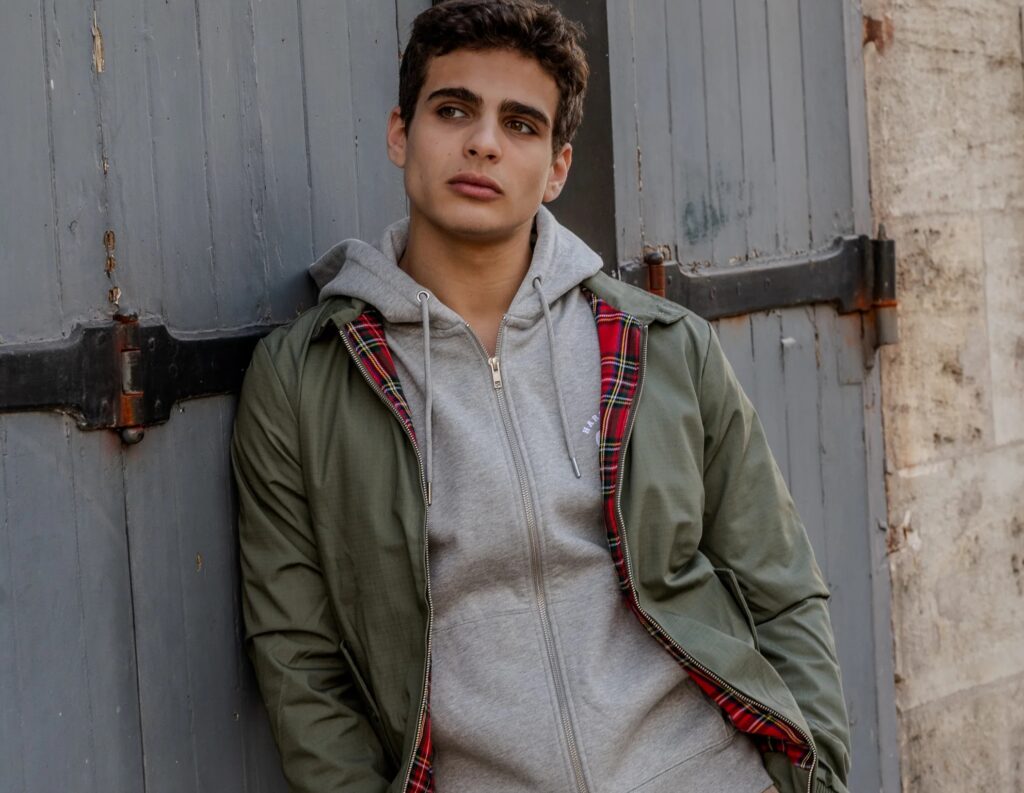 Oubliez le blazer, cette veste de mi-saison est celle qu'il vous faut à la rentrée, entre allure soignée et usage quotidien - - HARRINGTONbyLARROQUE 119 36ac3bd7 8a9a 4526 81ea f413e7474b39 2000x
