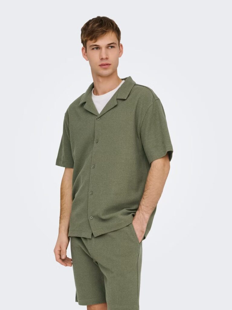 Ni total look blanc ni chemise hawaïenne : cette astuce colorimétrique toute simple permet de composer ses tenues estivales en un temps record sans aucune faute de goût - - LOOK ONLY AND SONS