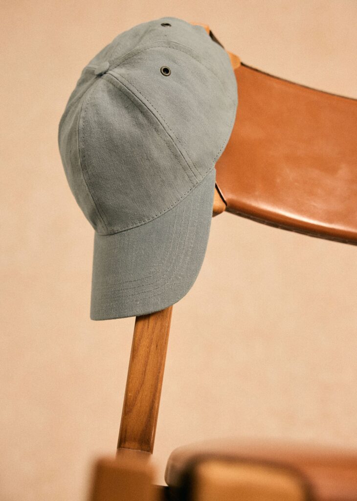 En 2026, cet accessoire trop vite associé à la jeunesse pourrait bien redessiner les codes du style masculin adulte - - casquette octobre