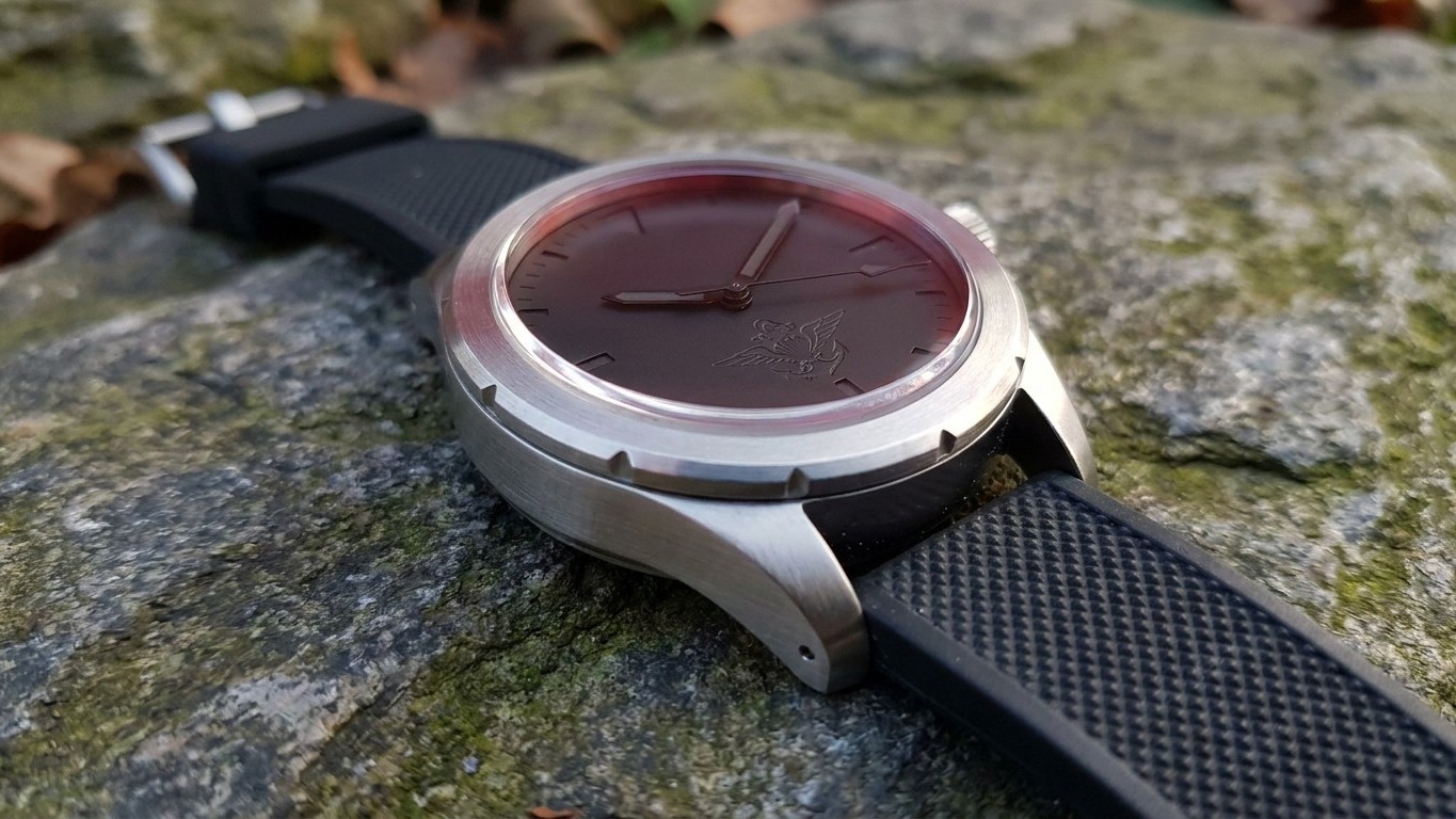 Cette marque française fabrique ses montres dans un village de 4 000 habitants depuis 1948 : elle équipe les sous-marinier...