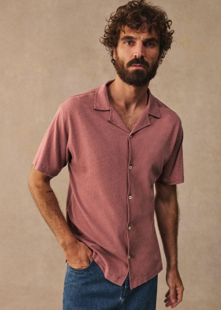 Fini la chemisette de touriste : voici comment la porter avec style en plein mois d'août - - chemisette octobre rose