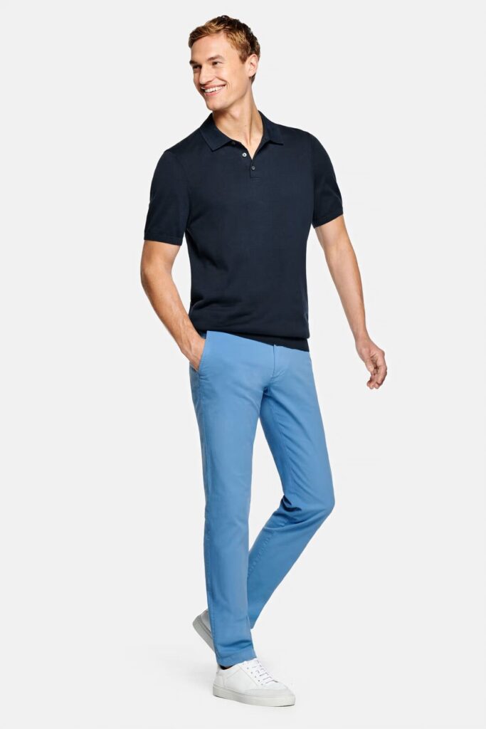 C'est LA couleur qui fait mouche dans le vestiaire masculin cet été : voici comment l'adopter sans faute de goût - - chino mr marvis blue riviera