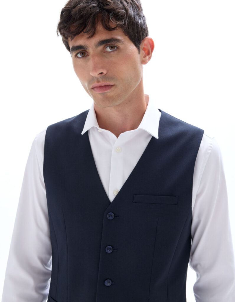 Repérée sur les défilés homme de l’été 2026, cette pièce tailleur oubliée pourrait bien remplacer chemise et t-shirt quand il fait chaud - - gilet celio