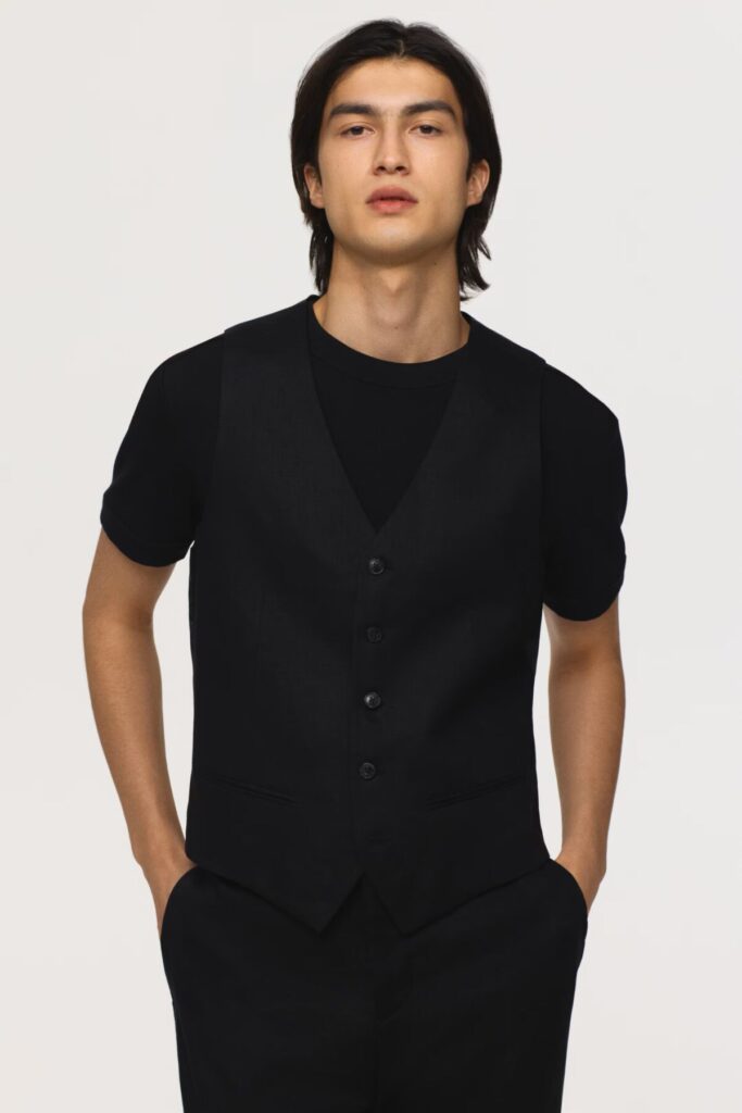 Repérée sur les défilés homme de l’été 2026, cette pièce tailleur oubliée pourrait bien remplacer chemise et t-shirt quand il fait chaud - - gilet costume hm