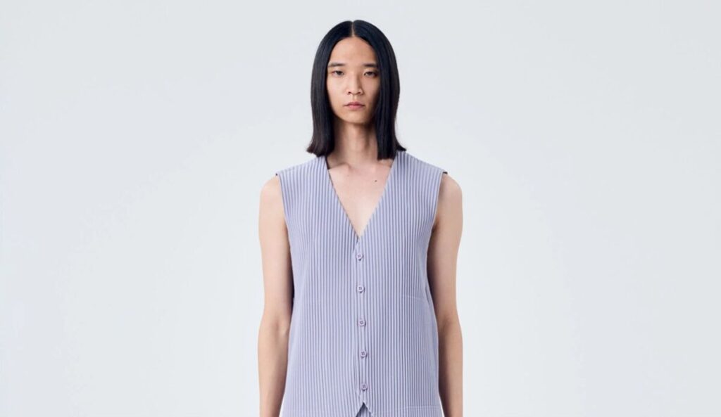 Repérée sur les défilés homme de l’été 2026, cette pièce tailleur oubliée pourrait bien remplacer chemise et t-shirt quand il fait chaud - - gilet plisse im men