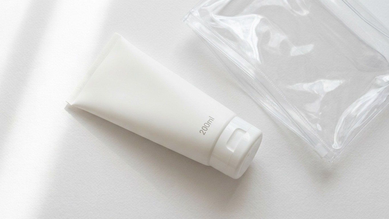 J'ai mis mon tube de crème solaire à moitié vide dans le sac transparent juste parce qu'il ne restait presque rien dedans ...