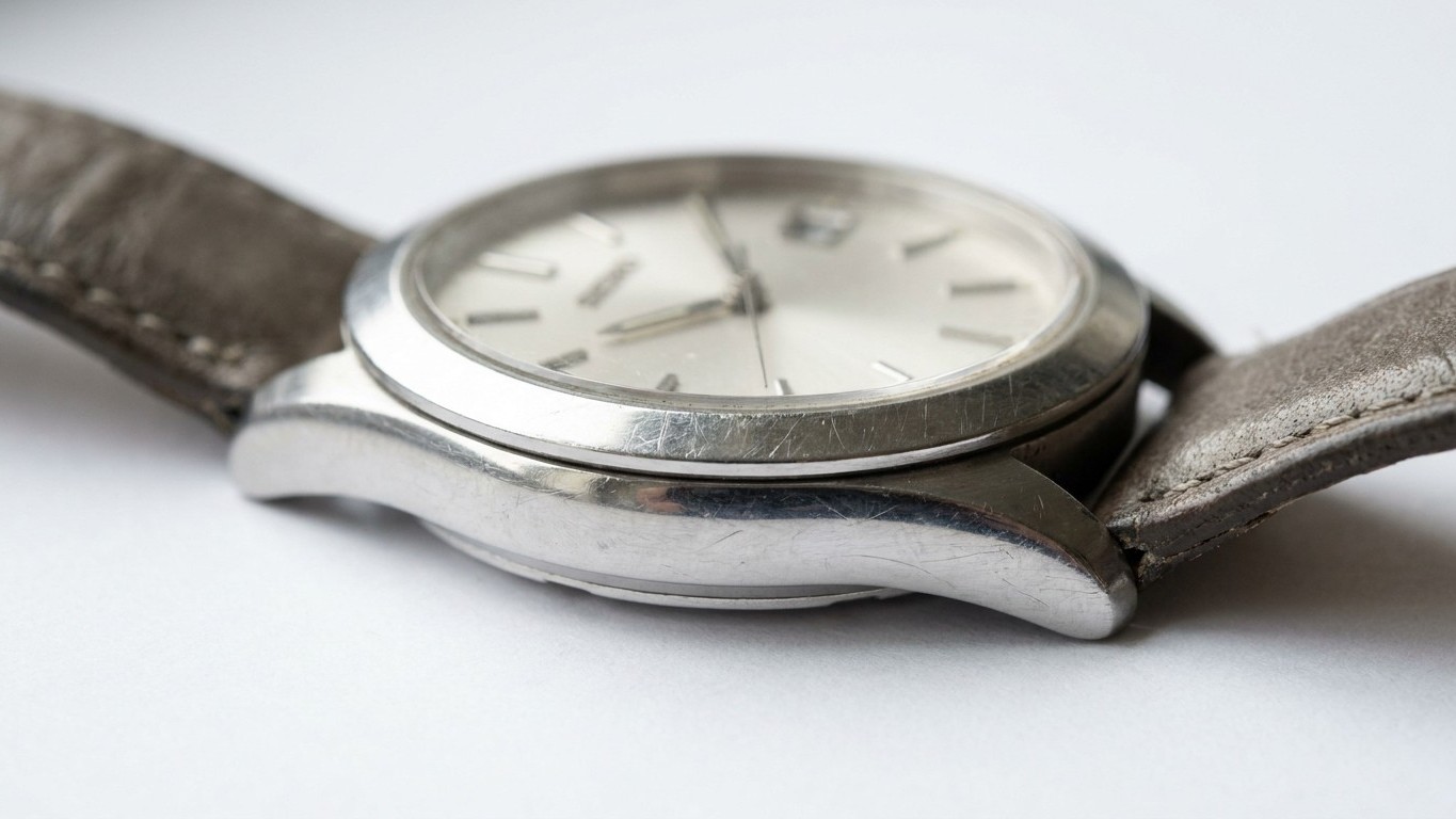 J'ai posé ma montre en acier dans le même bac que mes clés au contrôle de Roissy : à la sortie du tapis, le fond du boîtie...