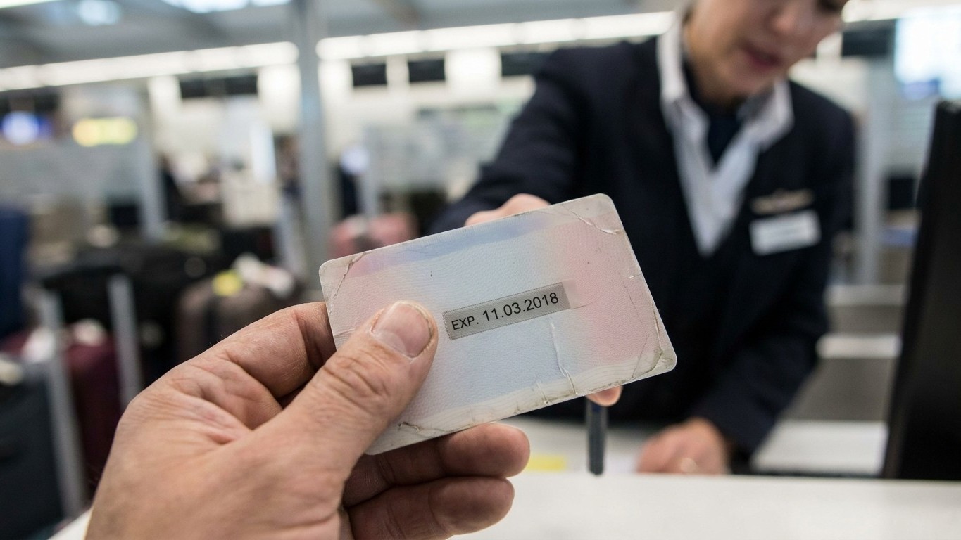 J'ai présenté ma carte d'identité au comptoir juste parce qu'elle me suivait depuis des années : l'agent a lu la date au d...