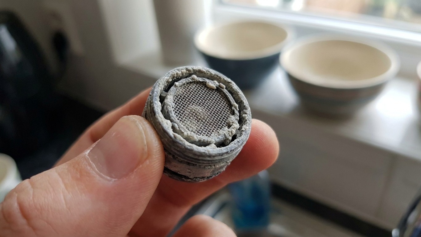 Je remplissais ma carafe au robinet de la cuisine sans me poser de questions : le jour où un plombier a dévissé le petit e...