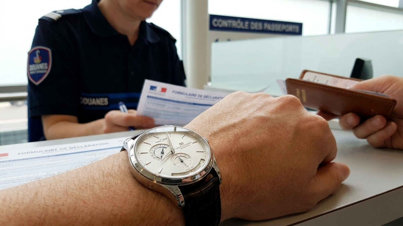 Les douaniers n'en peuvent plus de le répéter : cette montre partie au poignet sans un papier obtenu gratuitement revient ...