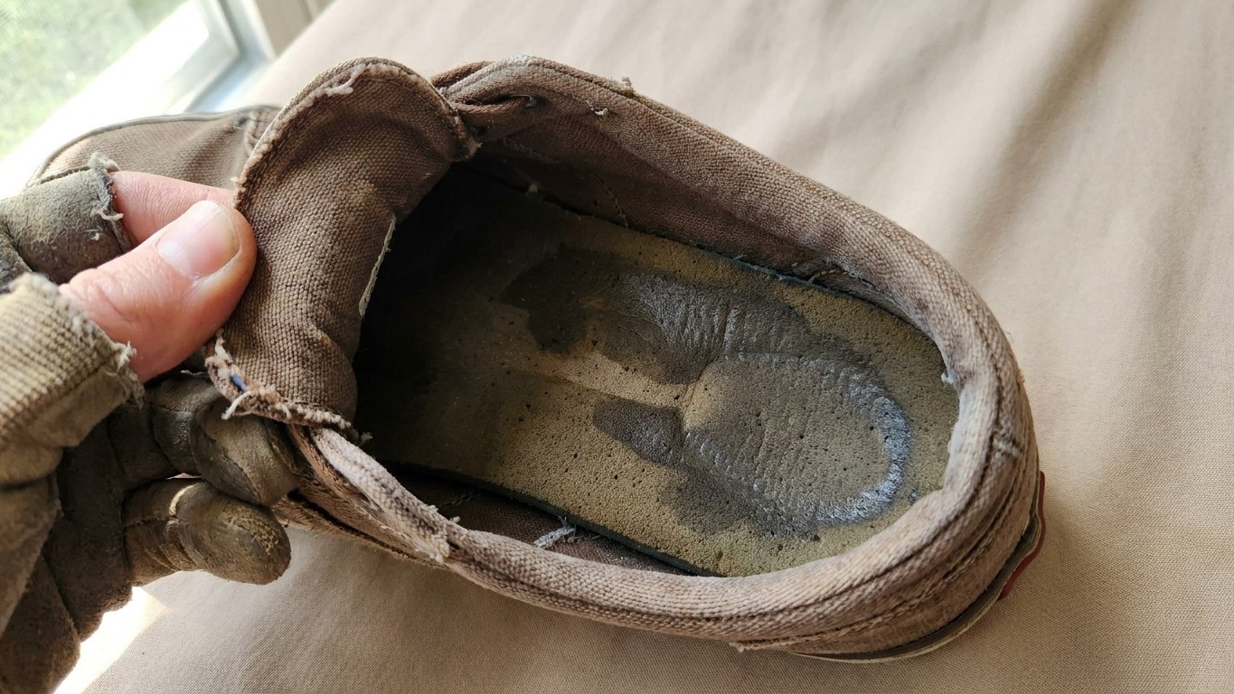 Mes chaussures de toile sont revenues de vacances avec une odeur qui résiste à la machine : ce qui la retient n'est pas da...