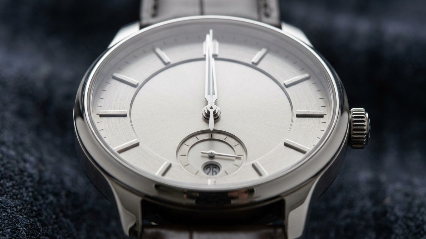Mon voisin avance toujours les aiguilles de sa montre jusqu'à 6 h avant de toucher la date et ce n'est pas pour lire l'heure