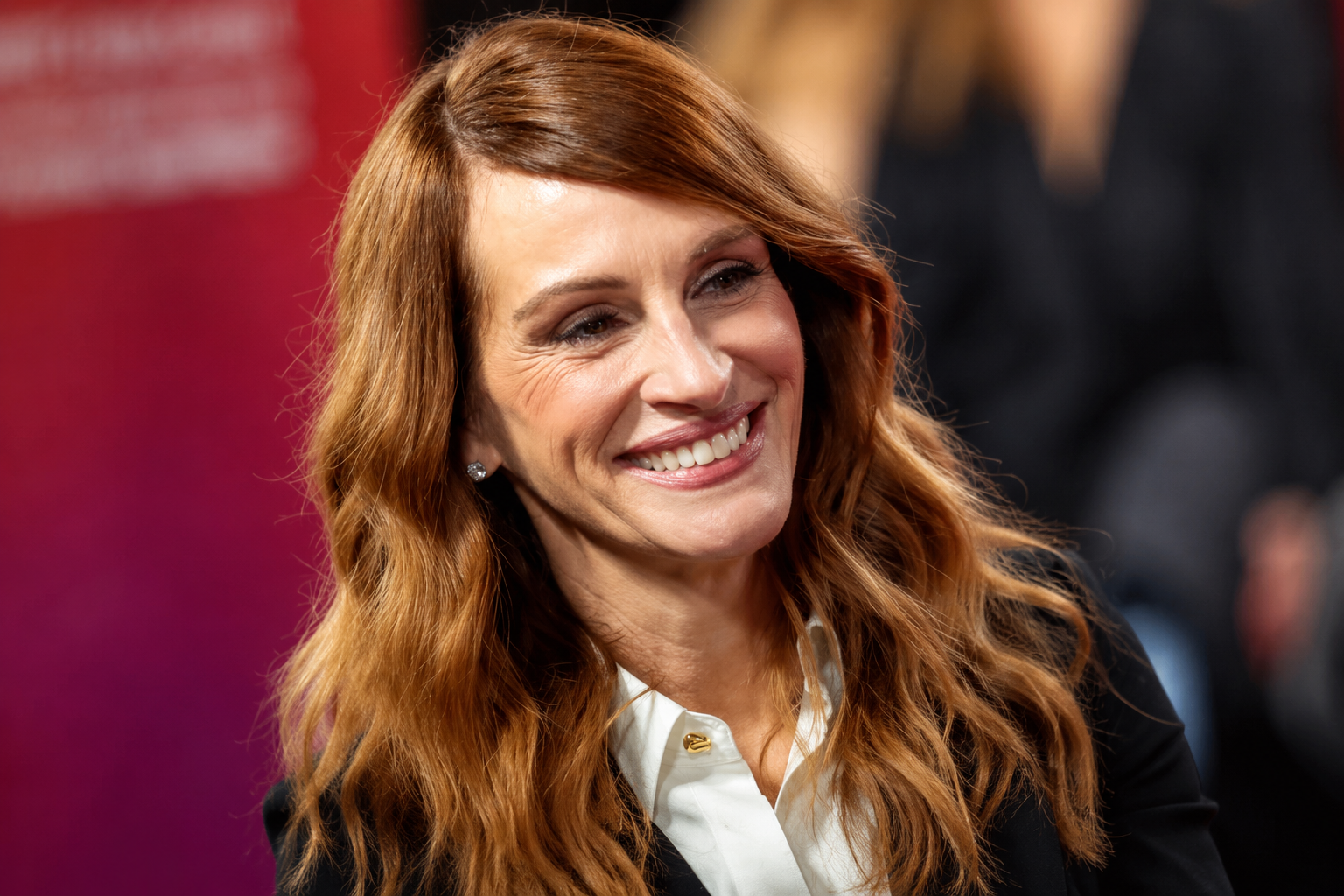 On le croyait définitivement démodé : ce pantalon des années 2000 revient à la mode grâce à Julia Roberts - - on le croyait definitivement demode ce pantalon des annees 2000 revient a la mode grace a julia roberts featured 1787232272