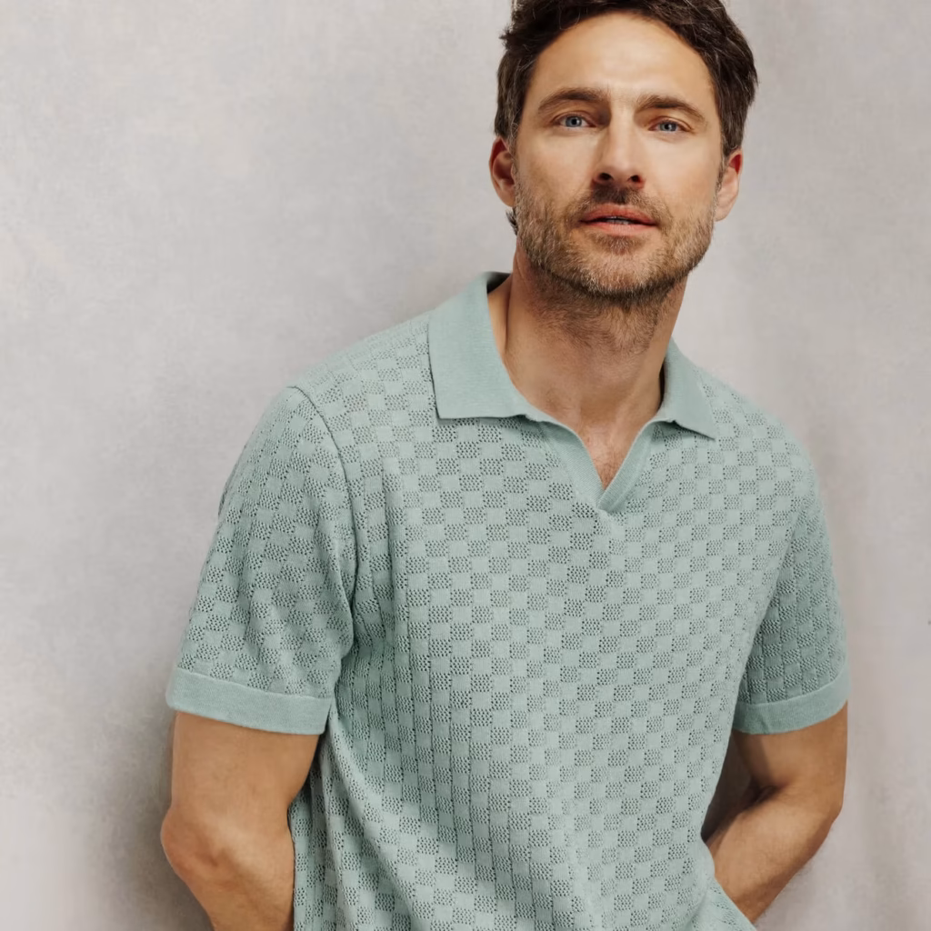 Pourquoi il ne faut pas remiser trop tôt votre garde-robe d'été : ces pièces légères ont encore de beaux jours devant elles à la rentrée - - polo en maille jules damier