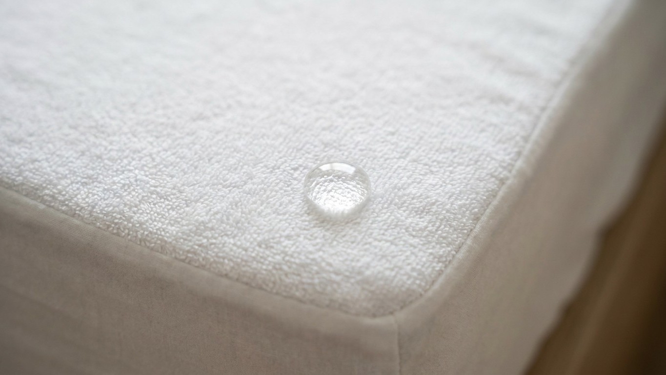 Posez une cuillère d'eau au milieu de votre protège-matelas et attendez cinq minutes : c'est le test que les vendeurs de l...
