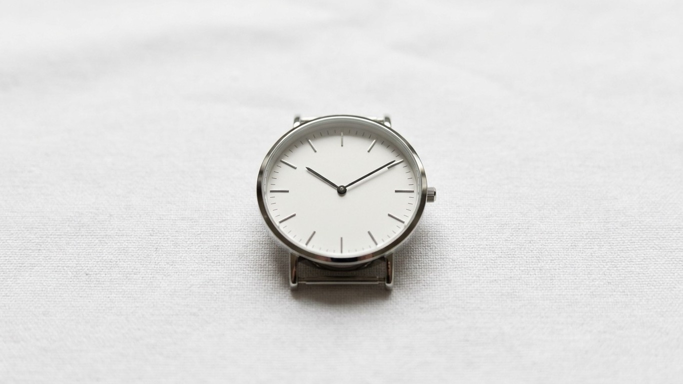 Si vous croisez toujours le même cadran blanc minimaliste au poignet des architectes, ce n'est pas une suisse : c'est une ...