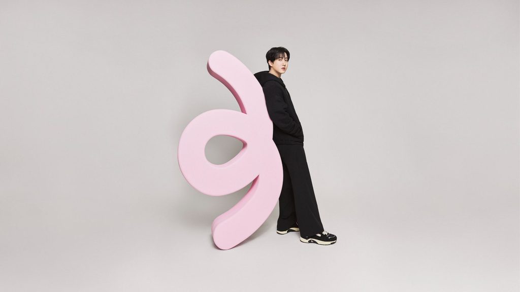 Autry s'associe à une star mondiale de la K-Pop pour une collection qui fait voir la vie en rose (et noir) - - 02 0487 M1