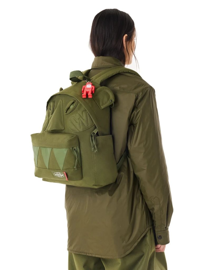 Eastpak donne des bras, des jambes et une glacière à son sac monstre imaginé avec Walter Van Beirendonck - - 5 ECOM WVB LR 20260202 EASTPAK DAY 3 12477 WVB DAY 3