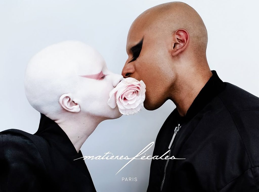En choisissant un nom qu'on n'ose même pas prononcer à table, cette maison parisienne a littéralement cassé les codes de la mode contemporaine - - Hannah et Steven Campagne Matieres Fecales SS26 HannahPhotographie par Steven Raj