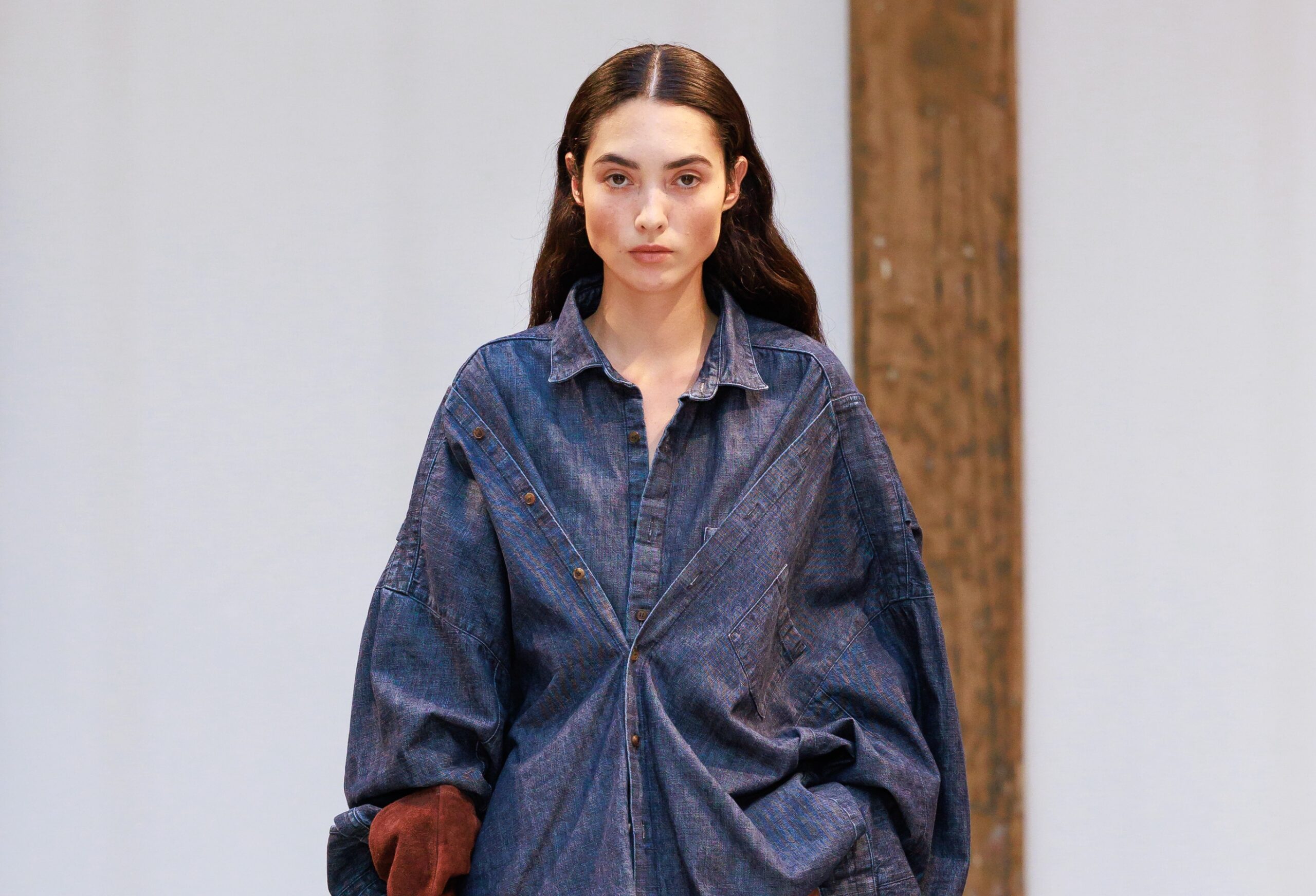 Watch Party et Livestream : où voir les défilés de la Fashion Week sans invitation ? - - LOOK 6 scaled