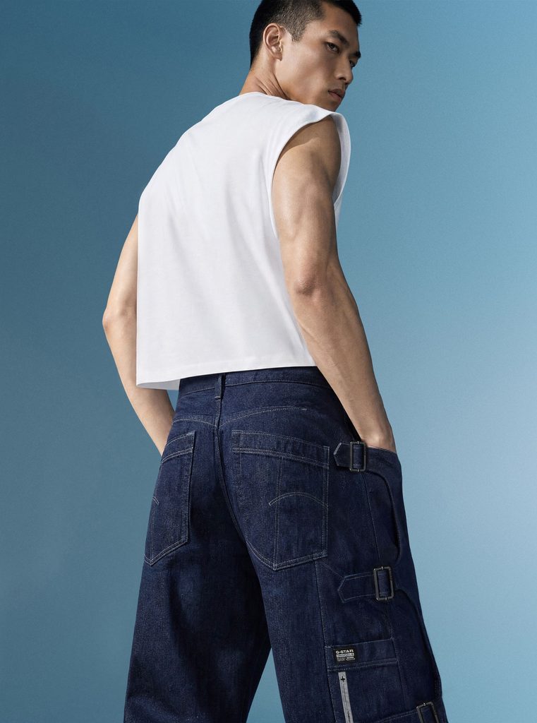 G-STAR revisite le jean brut avec TOMBOGO : cette pièce structurée aux détails techniques ne passe pas inaperçue - - The Denim Tombogo MEN back closeup