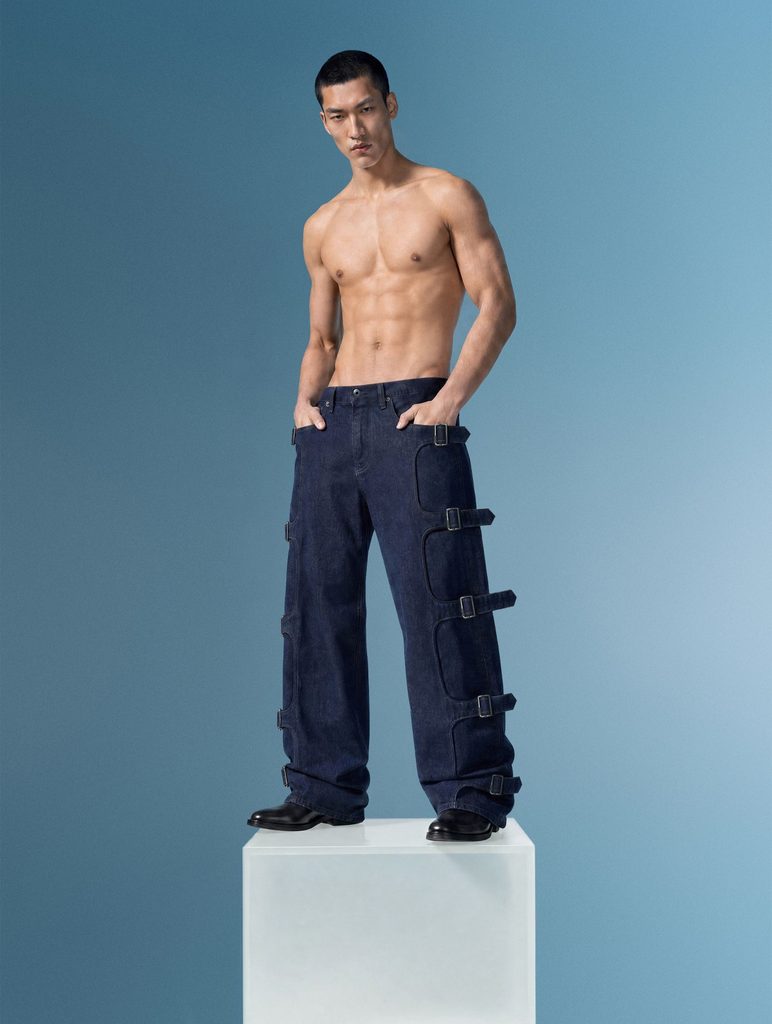 G-STAR revisite le jean brut avec TOMBOGO : cette pièce structurée aux détails techniques ne passe pas inaperçue - - The Denim Tombogo MEN topless