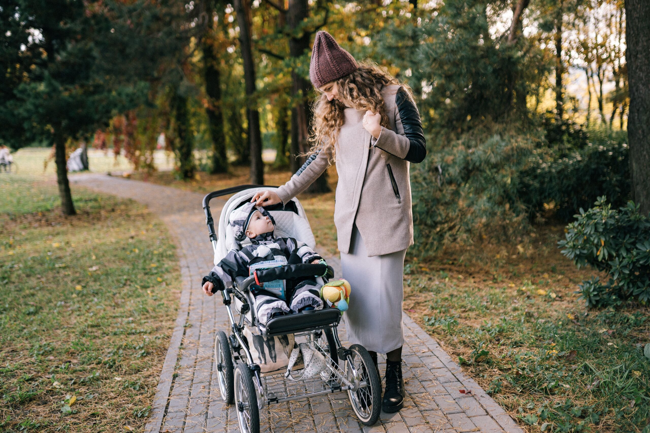 Bye bye le jogging informe : 5 pièces indispensables pour un look de cool mom stylé et confortable - - bye bye le jogging informe 5 pieces indispensables pour un look de cool mom style et confortable featured 1789479783 scaled