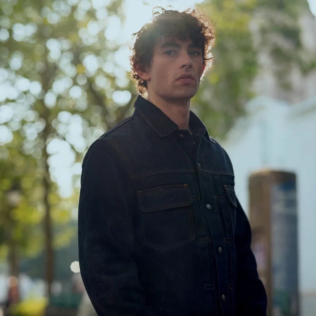 Plus personne ne cherche la veste en jean parfaite chez les créateurs : cet automne, elle sort d'une collaboration inattendue mais (très) stylée - - collab gapc 1