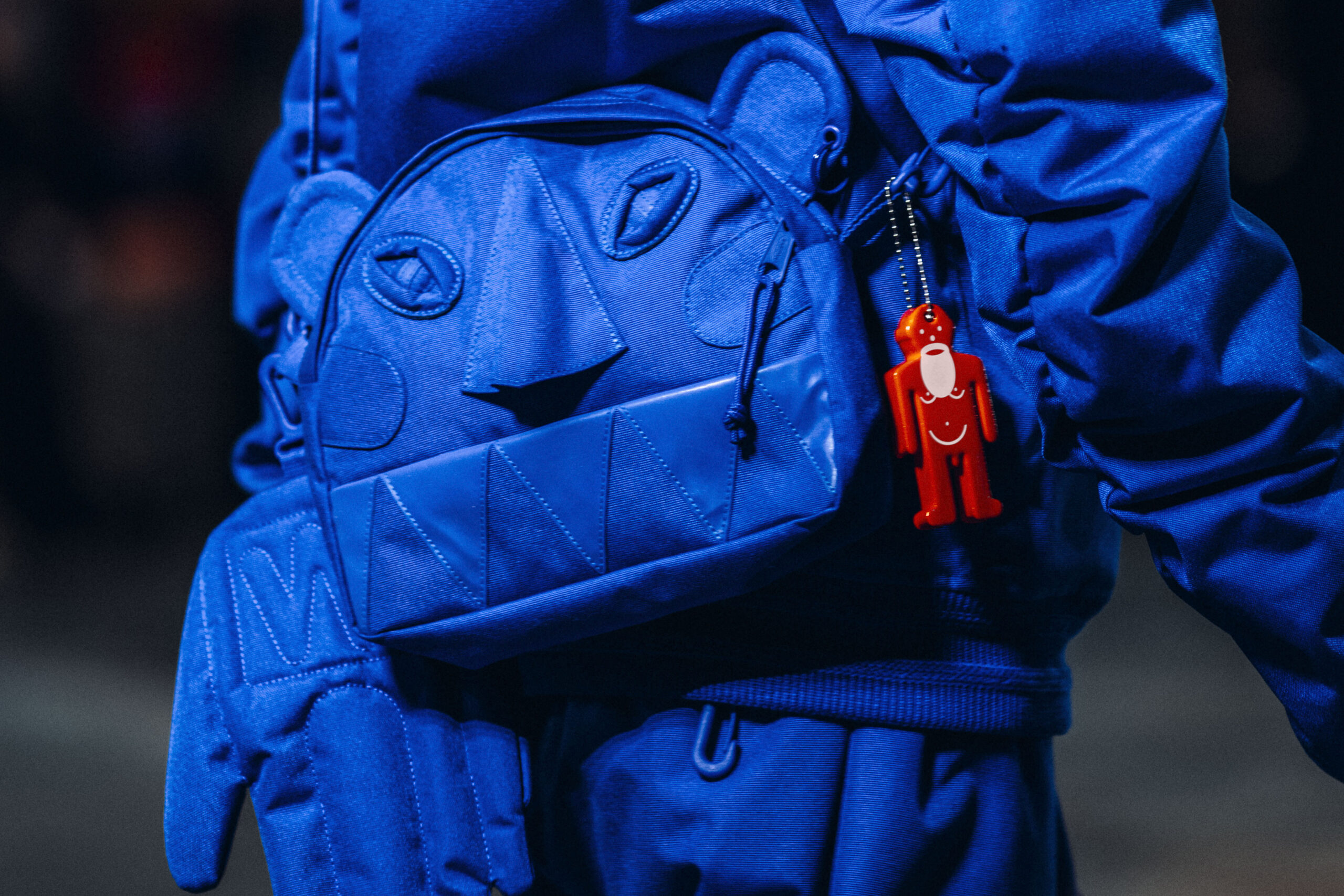 Eastpak donne des bras, des jambes et une glacière à son sac monstre imaginé avec Walter Van Beirendonck - - eastpak donne des bras des jambes et une glaciere a son sac monstre imagine avec walter van beirendonck featured 1789020508 scaled